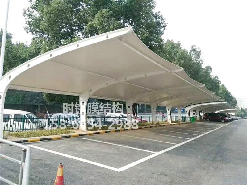 膜結構停車棚
